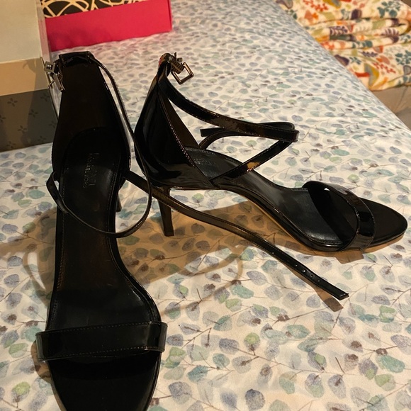 Black Michael kors size 8, barely used - Picture 2 of 3